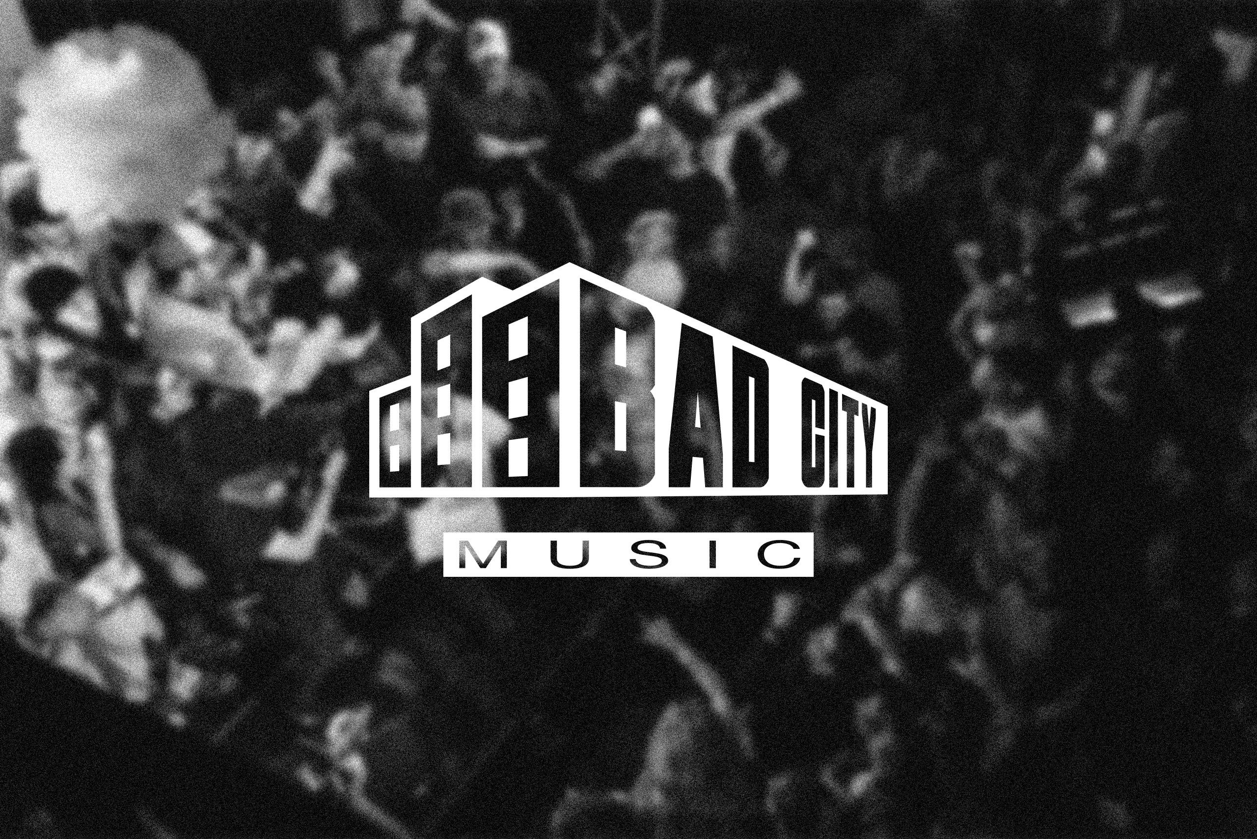 photo du logo bad city sur une foule de concert