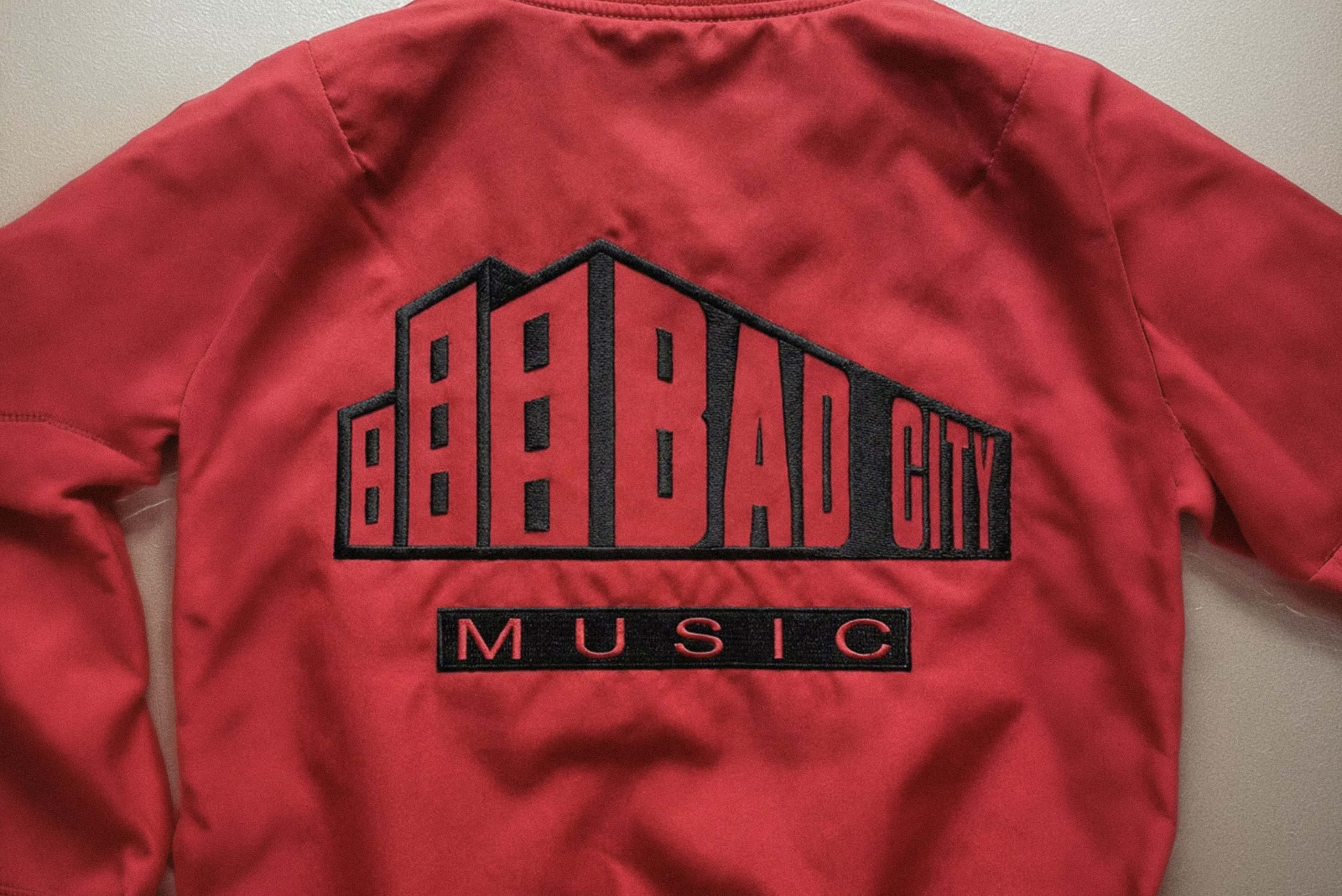 photo d'une veste avec le logo badcity