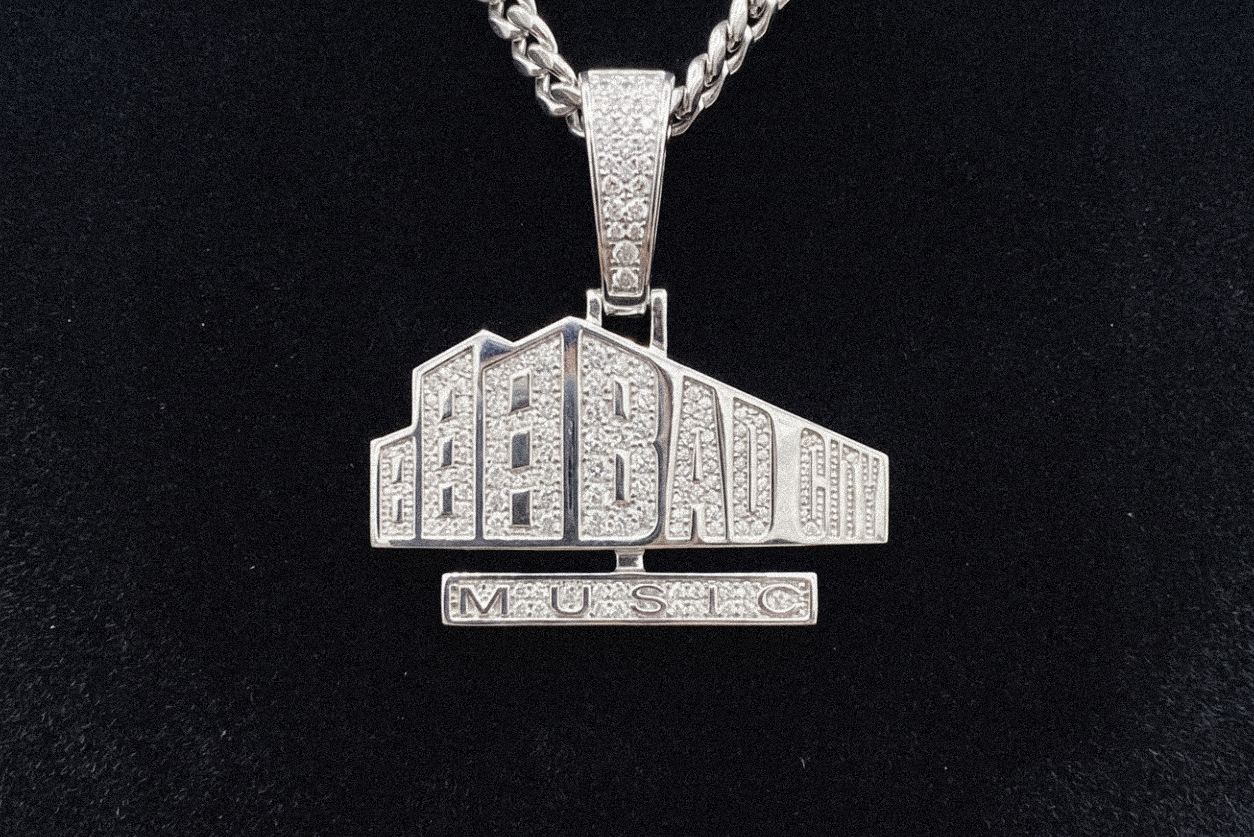 collier en dimant avec le logo bad city